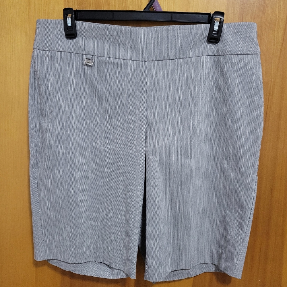 Attyre Woman Gray Bermuda Shorts, Size 2X, New With Tags